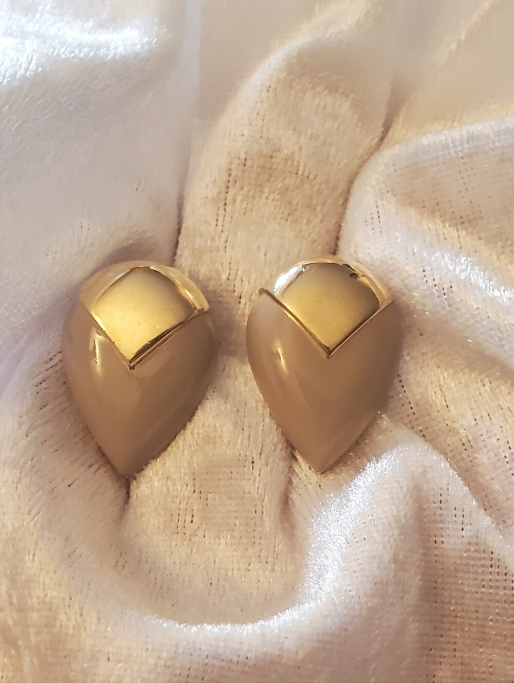 Vintahe TRIFARI signed Gold-Tone Tan / Beige Enamel Teardrop Clip-On Earrings